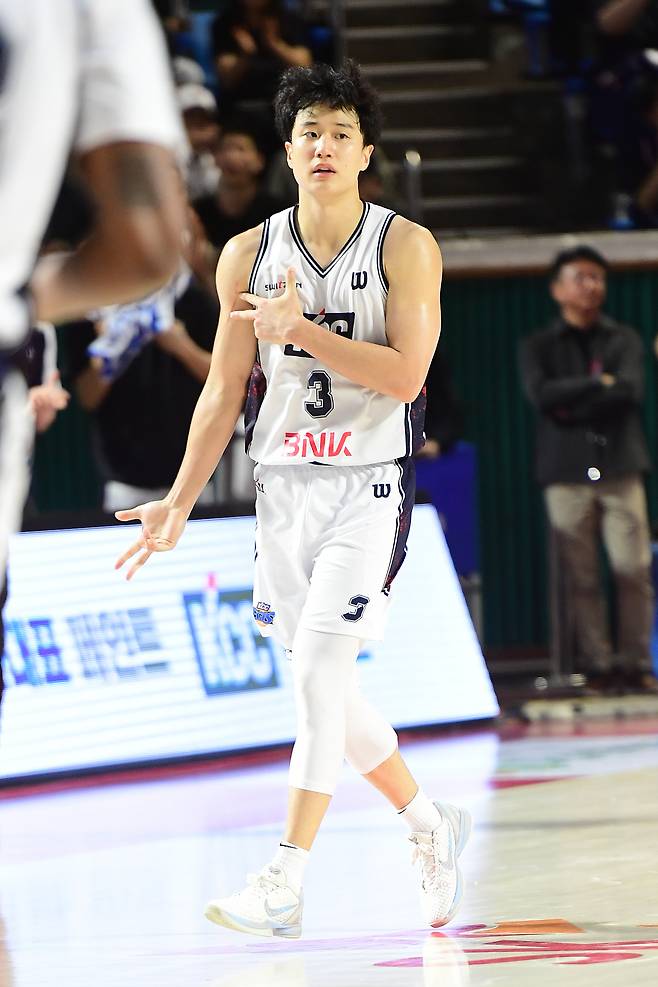 부산 KCC 허웅이 13일 서울 SK와의 원정 경기에서 3점을 성공한 뒤 세리머니하고 있다. KBL 제공