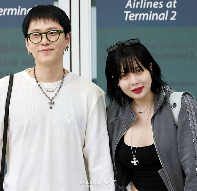 가수 현아(HyunA)와 용준형이 싱가포르 페스티벌 일정 차 30일 오후 인천국제공항을 통해 출국하고 있다. 2025.09.30 /사진=임성균 tjdrbs23@