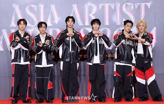 그룹 NCT127이 27일 오후 태국 방콕 임팩트 챌린저 홀 1-2(IMPACT Challenger Hall 1-2)에서 진행된 '제 9회 아시아 아티스트 어워즈'(The 9th Asia Artist Awards, 이하 'AAA 2024')' 레드카펫 행사에 참석해 포즈를 취하고 있다. 2024.12.27 /사진=김창현 chmt@