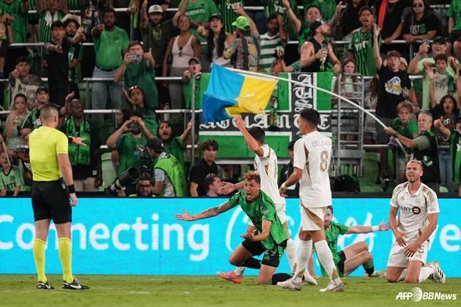 13일(한국시간) 미국 텍사스주 오스틴의 Q2스타디움에서 열린 메이저리그사커(MLS) 정규리그 경기 중 주심에 항의하는 오스틴FC. /AFPBBNews=뉴스1