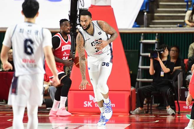 숀롱(36번)이 13일 오후 7시 서울 잠실학생체육관에서 열린 2025~2026시즌 LG전자 프로농구 정규리그 중 득점 후 세리머니하고 있다. /사진=KBL 제공