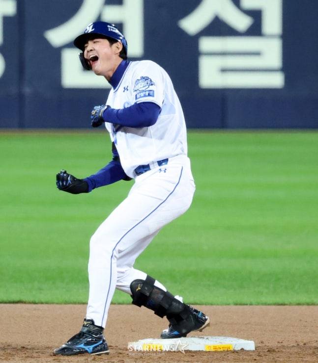 삼성 구자욱이 13일 삼성과 준PO 3차전에서 3회말 1타점 2루타를 날리고 포효하고 있다. /사진=강영조 선임기자