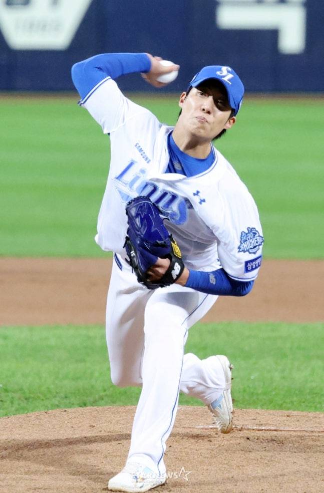 원태인이 준PO 3차전에 선발 등판해 역투를 펼치고 있다. /사진=강영조 선임기자