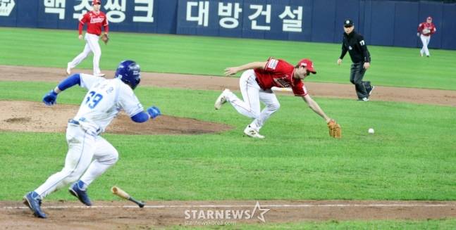 김성윤(왼쪽)이 내야 안타를 날리고 있다. /사진=강영조 선임기자