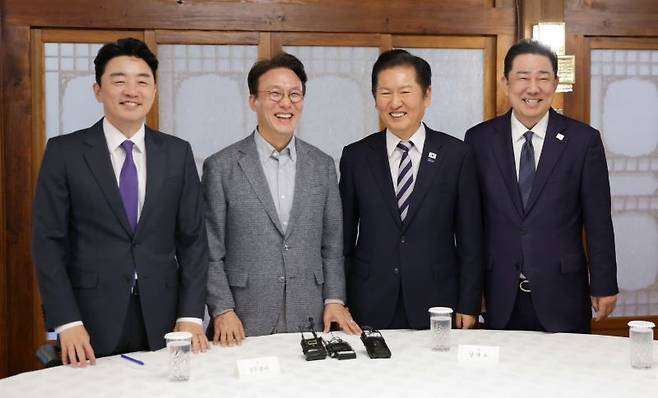 강훈식(왼쪽부터) 대통령비서실장, 김민석 국무총리, 정청래 더불어민주당 대표, 김병기 더불어민주당 원내대표가 12일 오후 서울 종로구 국무총리공관에서 열린 고위당정협의회에 참석해 기념 촬영하고 있다. [사진 | 뉴시스]