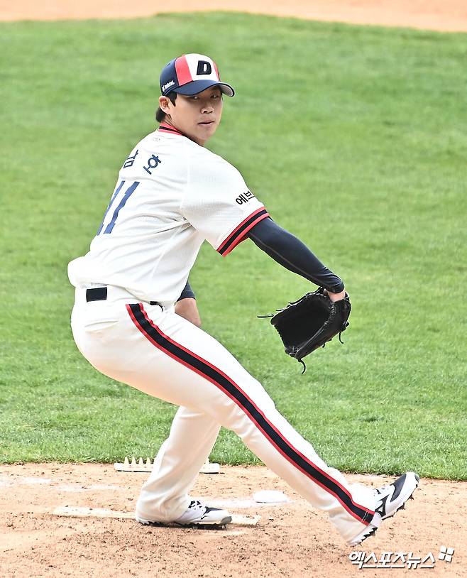 4일 오후 서울 송파구 잠실야구장에서 열린 ‘2021 신한은행 SOL KBO리그’ KIA 타이거즈와 두산 베어스의 개막전 경기, 7회초 2사 1루 두산 남호가 역투하고 있다. 엑스포츠뉴스 DB