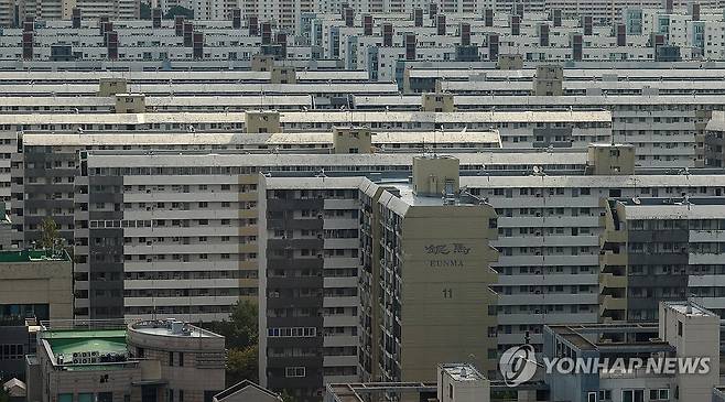 은마아파트 재건축 가결, 49층 5천893세대 탈바꿈 (서울=연합뉴스) 김도훈 기자 = 서울시는 지난 1일 열린 제9차 도시계획위원회 신속통합기획 정비사업 등 수권분과위원회에서 강남구 은마아파트 재건축 정비계획 결정(안)을 수정 가결했다고 2일 밝혔다. 이에 따라 은마아파트는 최고 49층 5천893세대(공공주택 1천90세대) 규모 단지로 탈바꿈한다.
    사진은 2일 서울 강남구 은마아파트 단지 모습. 2025.9.2 superdoo82@yna.co.kr