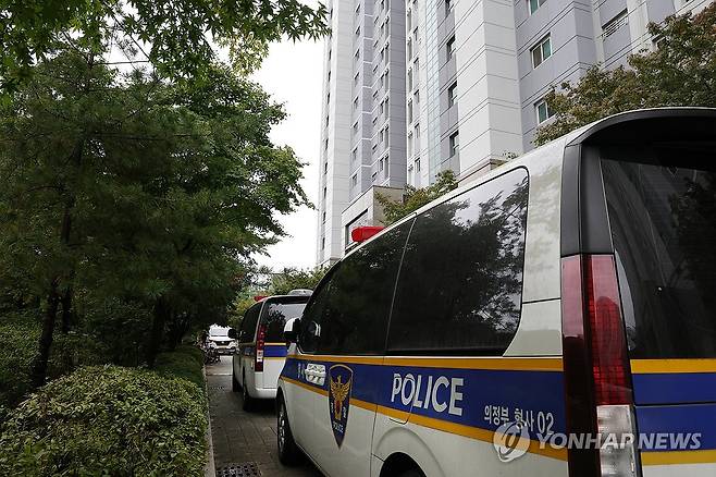 의정부 아파트에서 칼부림 사건 (의정부=연합뉴스) 임병식 기자 = 13일 오전 경기도 의정부시의 한 아파트에서 칼부림 사건이 발생해 경찰 차량이 현장 조사를 위해 대기하고 있다. 2025.10.13 andphotodo@yna.co.kr