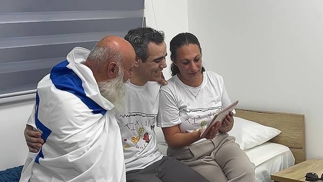 풀려나 가족과 통화하며 웃는 인질 옴리 미란 [이스라엘 인질·실종자가족포럼 제공. 재판매 및 DB 금지]