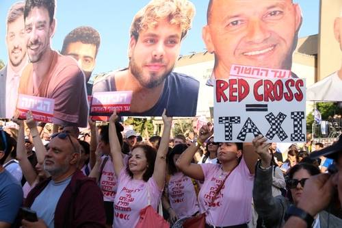 '인질 석방 환호' (텔아비브=연합뉴스) 김동호 특파원 = 13일(현지시간) 텔아비브미술관 앞 '인질 광장'에 운집한 시민들이 인질 석방에 환호하고 있다. 2025.10.13 dk@yna.co.kr