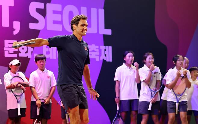 13일 유니클로 행사에 참석한 페더러.  (서울=연합뉴스) 이동해 기자 = 13일 서울 중구 신라호텔에서 열린 '로저 페더러와 함께하는 세계 여행'에 참석한 페더러가 직접 시범을 보이고 있다. 2025.10.13
    eastsea@yna.co.kr
(끝)