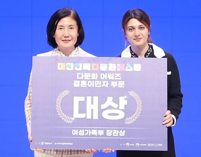대한민국 다문화 어워즈, 결혼이민자 부문 대상 아마도바 라힐 씨 (서울=연합뉴스) 2023년 10월 14일 서울 강남구 코엑스에서 열린 대한민국 다문화 어워즈, 결혼이민자 부문 대상을 차지한 아제르바이잔 출신 아마도바 라힐(오른쪽) 씨가 이기순 여성가족부 차관과 기념 촬영을 하고 있다. [대한민국 다문화 페스타 사무국 제공. 재판매 및 DB 금지]