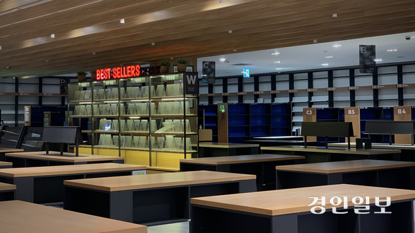 14일 오후 수원역 AK플라자 5층 북스리브로 매장 내부. ‘BEST SELLERS’ 코너를 비롯한 모든 서가가 비워진 채 텅 비어있다. 2025.10.14 /유혜연기자 pi@kyeongin.com