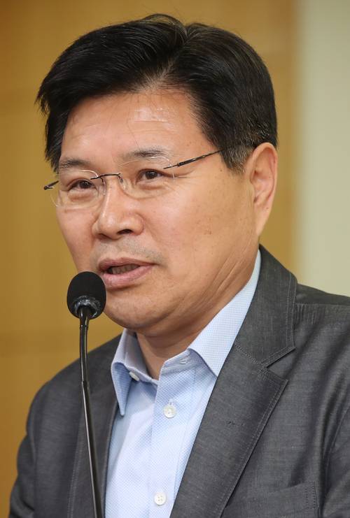 서울 여의도 국회 의원회관에서 열린 자유한국당 혁신에서 길을 찾다 토론회에서 홍문종 의원이 발언하고 있다. 2017.6.8 /연합뉴스