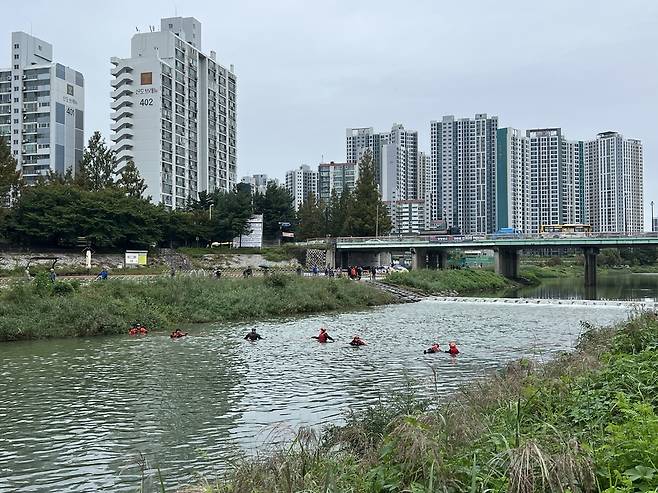 ▲ 소방대원들이 의정부시 장암동 중랑천 징검다리 인근에서 실종된 중학생을 찾기 위해 수색 작업을 벌이고 있다./사진제공=북부소방재난본부