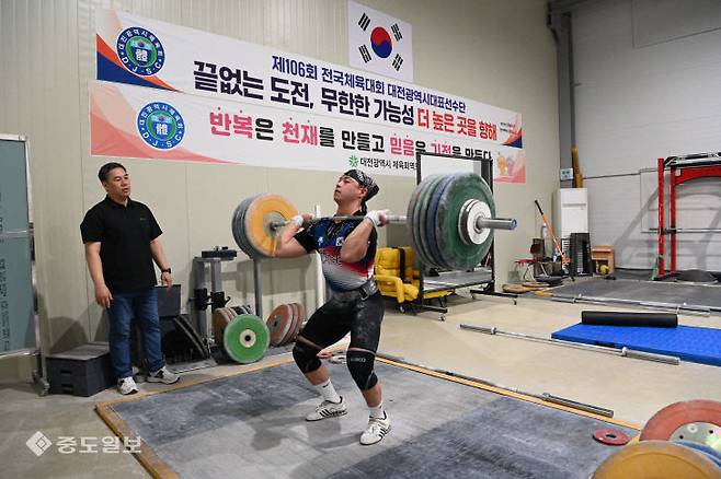 대전시 체육회 남자 역도팀 전해준 선수가 조창호 감독이 지켜보는 가운데 체육관에서 바벨을 들어 올리고 있다.금상진 기자