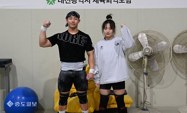 대전시체육회 남자 역도팀의 전해준 선수와 여자 역도팀 한지안 선수가 전국체전 금메달을 다짐하며 파이팅을 외치고 있다. 금상진 기자