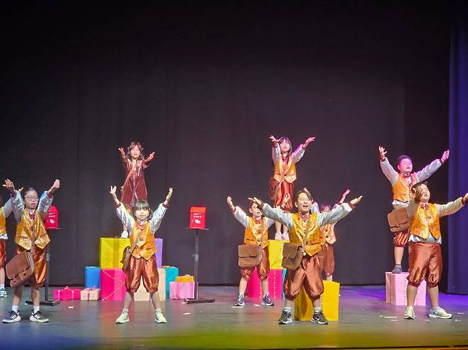 진산초 학생들이 뮤지컬 대회에서 무대를 꾸미고 있다. /충남교육청 제공