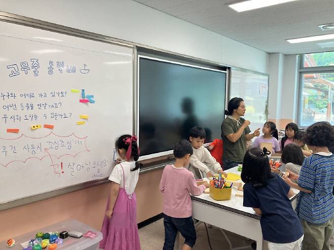 홍동초 학생들이 생태미술에 참여하고 있다. /충남교육청 제공