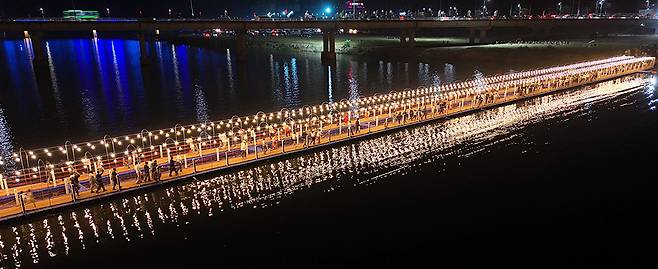 ‘2025년 나주영산강축제’에 총 52만여명에 달하는 방문객이 다녀간 가운데 사진 위로부터 폐막 불꽃쇼, 축제장 전경, ‘2025 나주마라톤대회’, 영산강 횡단보행교. <나주시 제공>