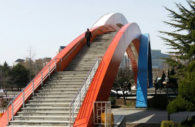 김영중 ‘경계를 넘어’(무지개다리), 1995, 철조, 서광주I.C.   <조인호 전문가 제공>