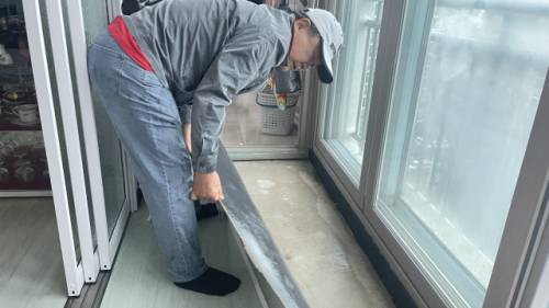 ◇부실 방수공사를 주장하는 한 주민이 자신의 아파트 베란다의 누수 흔적을 보여주고 있다.