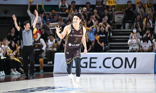 창원LG 유기상이 12일 수원KT와 경기에서 득점을 올린 뒤 환호하고 있다. /KBL