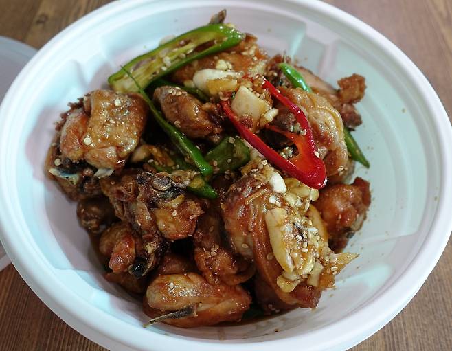 의성에서 맛본 알싸하고 매콤한 마늘닭.