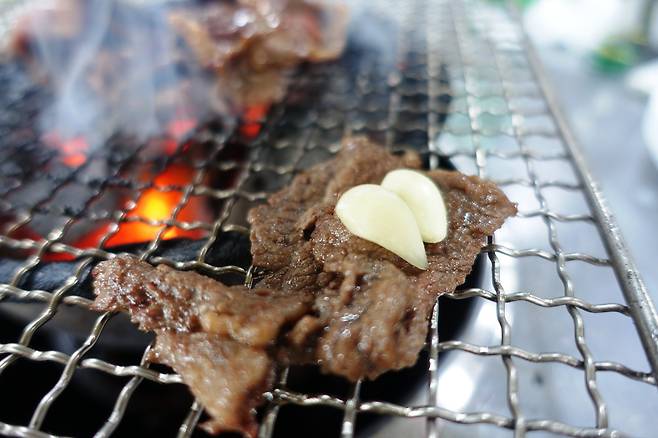 의성마늘과 곁들여 먹는 소고기구이.