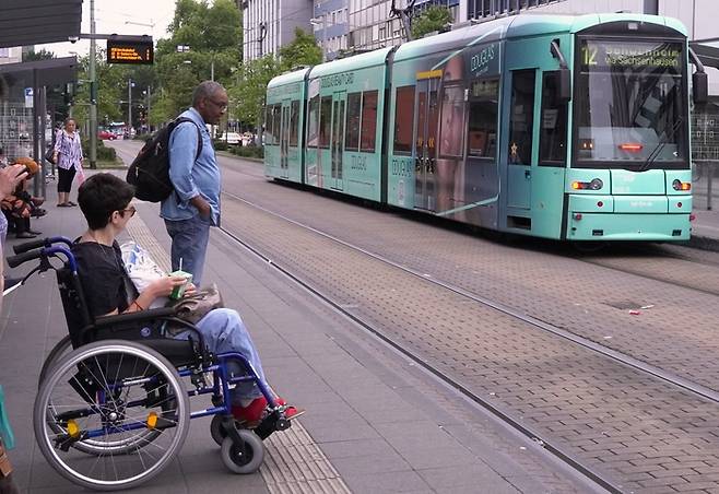 지난달 4일 독일 프랑크푸르트 시내 트램정류장에서 한 장애인이 트램을 기다리고 있다. 박지현기자 lozpjh@yeongnam.com