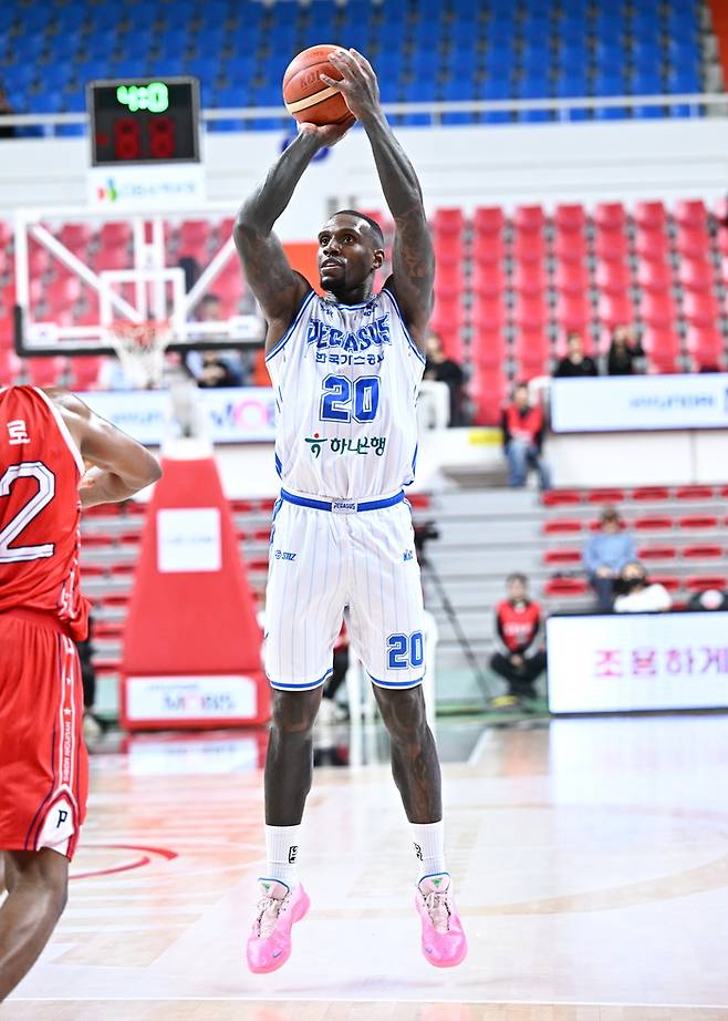 14일 오후 7시 울산 동천체육관에서 열린 2025-2026 LG전자 프로농구 대구 한국가스공사 페가수스와 울산 현대모비스 피버스 경기에서 라건아가 3점슛을 시도하고 있다. <KBL 제공>