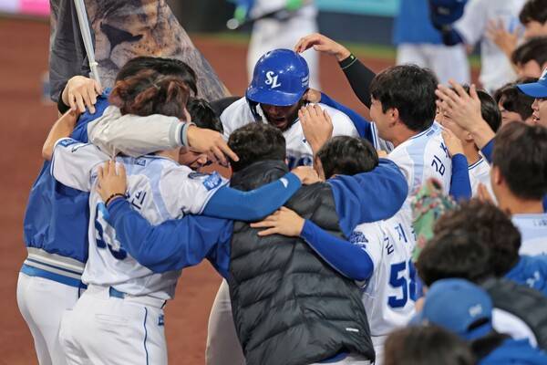 디아즈의 홈런 때 선수들이 환호하고 있다. (사진=삼성)