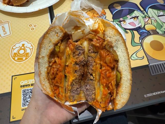 맘스터치와 에드워드 리 셰프의 두 번째 협업 제품인 'K 비프버거'./사진=윤서영 기자 sy@