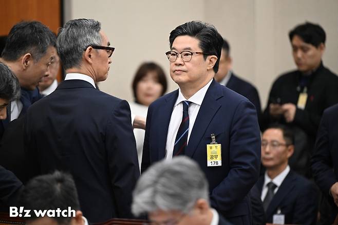 김병주 MBK파트너스 회장이 14일 오후 서울 여의도 국회에서 열린 정무위원회 국정감사에 증인으로 출석하고 있다./사진=이명근 기자 qwe123@