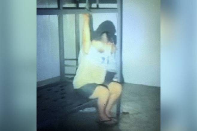 캄보디아 한 범죄단지의 내부 모습. 남성의 손이 철제 침대에 묶인 것으로 추정된다.(사진=연합뉴스)