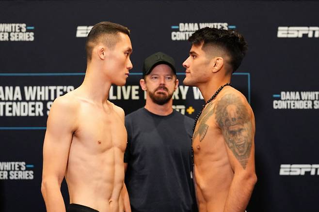 권원일(왼쪽)과 후안 디아스가 서로 페이스오프를 하고 있다. 사진=UFC