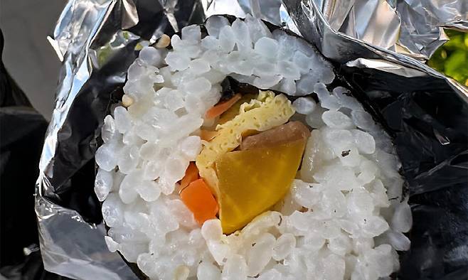 제주 제 64회 탐라문화제에서 판매된 김밥. (사진=온라인 커뮤니티 캡처)