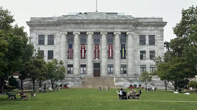 하버드대 의대는 매사추세츠공대(MIT)와 함께 매년 미국에서 가장 뛰어난 의사과학자를 배출하고 있다. 사진은 미국 보스턴에 위치한 하버드대 의대 본관. 사진=장자원 기자