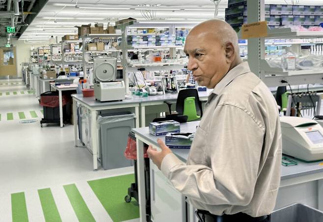 시브 필라이 교수가 소개한 HST 학생들의 연구시설에는 각종 분야의 실험 장비가 학과 구분없이 함께 비치돼 있었다. 이는 의학과 공학, 기초과학 등 다양한 분야의 협력 연구가 이뤄지는 HST 프로그램의 특징이기도 하다. 사진=장자원 기자