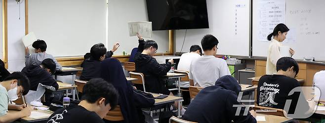 2026학년도 대학수학능력시험을 앞두고 마지막 모의고사인 전국연합학력평가가 실시된 14일 전북 전주시 전라고등학교에서 3학년 수험생들이 시험을 치르고 있다. 2025.10.14/뉴스1 ⓒ News1 유경석 기자