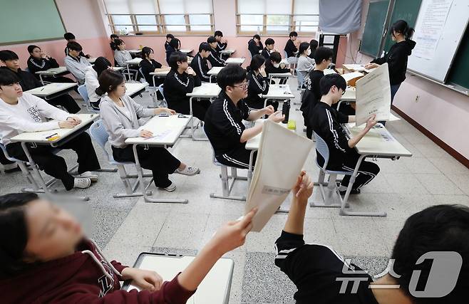 2026학년도 대학수학능력시험(수능)을 30일 앞둔 14일 오전 경기 화성시 동탄고등학교에서 3학년 학생들이 수능 시험 전 마지막 모의평가인 10월 전국연합학력평가를 치르고 있다. 2025.10.14/뉴스1 ⓒ News1 김영운 기자