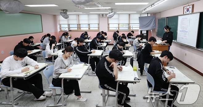 2026학년도 대학수학능력시험(수능)을 30일 앞둔 14일 오전 경기 화성시 동탄고등학교에서 3학년 학생들이 수능 시험 전 마지막 모의평가인 10월 전국연합학력평가를 치르고 있다. 2025.10.14/뉴스1 ⓒ News1 김영운 기자
