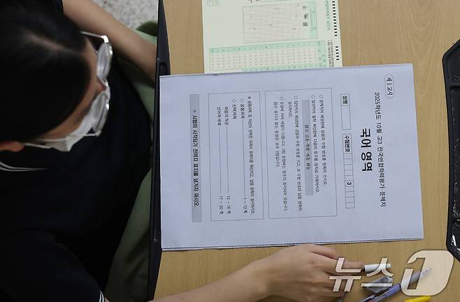 2025학년도 10월 고3 전국연합학력평가가 치러진 14일 오전 대구 수성구 정화여자고등학교에서 고3 수험생들이 시험을 준비하고 있다. 2025.10.14/뉴스1 ⓒ News1 공정식 기자