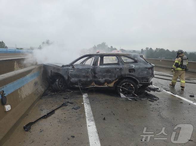 7일 오전 8시 55분쯤 전남 나주시 광주-무안고속도로 29.6㎞ 지점(광주방면)에서 빗길에 미끄러진 승용차의 충격으로 SUV가 가드레일을 들이받고 전소된 모습. (나주소방 제공. 재판매 및 DB 금지) ⓒ News1 이승현 기자