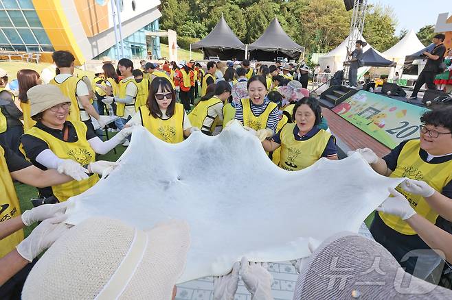2025 임실N치즈축제가 한창인 10일 전북 임실군 임실치즈테마파크를 찾은 관광객들이 체험프로그램을 하며 축제를 즐기고 있다. (임실군청 제공. 재판매 및 DB 금지) 2025.10.10/뉴스1 ⓒ News1 유경석 기자