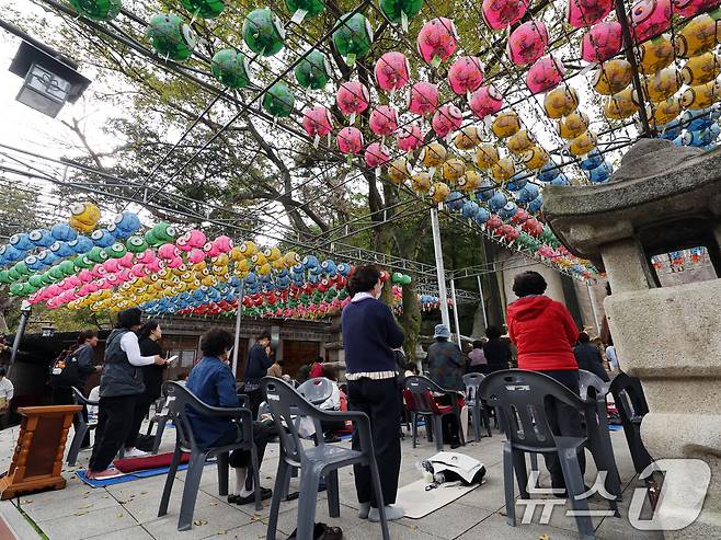 2026학년도 대학수학능력시험을 30일 앞둔 14일 오후 서울 강북구 삼각산 도선사에서 학부모들이 불자들이 자녀의 학업 성취를 기원하며 기도하고 있다. 2025.10.14/뉴스1 ⓒ News1 황기선 기자