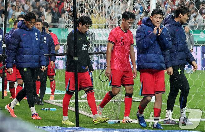 브라질전을 마친 뒤 팬들에게 읹사하는 선수들 2025.10.10/뉴스1 ⓒ News1 장수영 기자