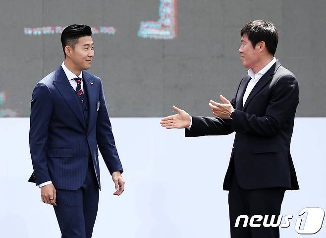 차범근(오른쪽)이 손흥민의 A매치 최다 출전 기록을 축하할 예정이다. 2018.5.21/뉴스1 ⓒ News1 오대일 기자