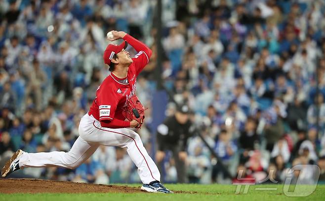 14일 오후 대구 삼성라이온즈파크에서 열린 프로야구 2025 신한 SOL뱅크 KBO 준플레이오프 3차전 SSG 랜더스와 삼성 라이온즈의 경기, SSG 선발 김광현이 5회말 힘차게 공을 던지고 있다. 2025.10.14/뉴스1 ⓒ News1 김진환 기자