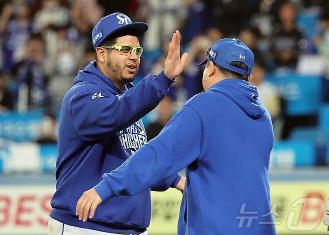 14일 오후 대구 삼성라이온즈파크에서 열린 프로야구 2025 신한 SOL뱅크 KBO 준플레이오프 4차전 SSG 랜더스와 삼성 라이온즈의 경기, 5대2 역전승을 거두며 시리즈 전적 3승 1패를 거두며 플레이오프 진출에 성공한 삼성 후라도가 박진만 감독과 하이파이브를 하고 있다. 2025.10.14/뉴스1 ⓒ News1 김진환 기자